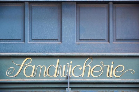 Avantages des enseignes publicitaires non lumineuses &agrave; Saint-Nabord